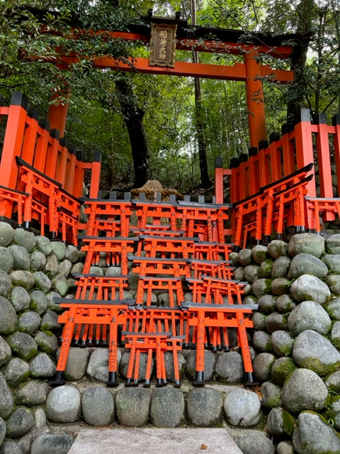 ＜京都＞伏見稲荷大社と酒蔵見学ツアー/Fushimi Inari Shrine and Sake Brewery tour